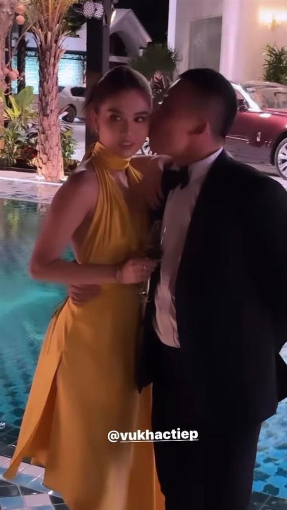 Tất niên xa xỉ: Vũ Khắc Tiệp mua hoa 300 triệu, Lệ Quyên kè kè bồ trẻ-8