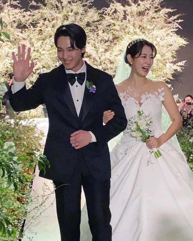 Park Shin Hye diện váy cưới bồng xòe che bụng bầu trong hôn lễ-2