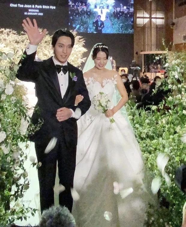 Park Shin Hye diện váy cưới bồng xòe che bụng bầu trong hôn lễ-3