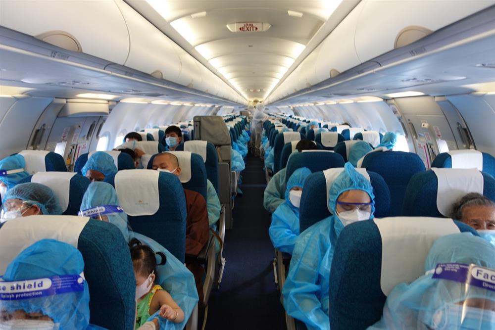 Khách đi máy bay chưa tiêm vắc xin không phải xét nghiệm SARS-CoV-2-1