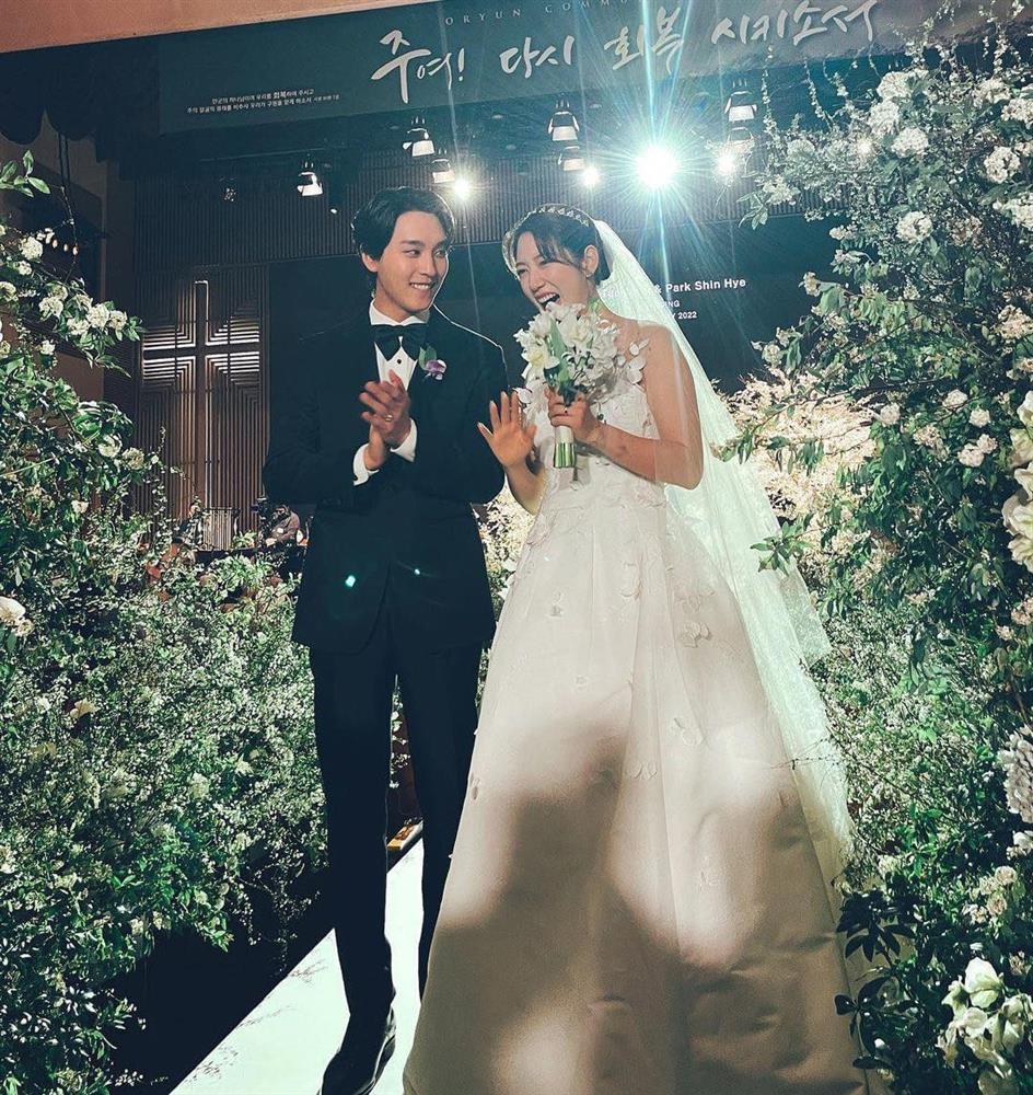 Park Shin Hye tung ảnh sau hôn lễ, tăng cân rõ rệt khi mang bầu-6