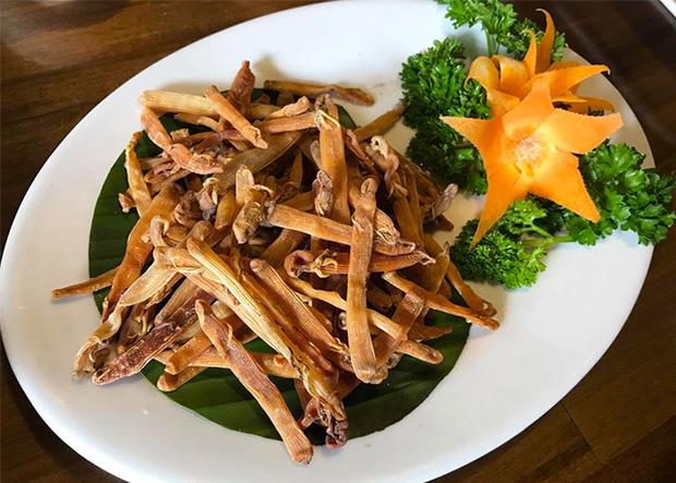 Mua bim bim phải trả tiền ngang giá vàng nhưng cô gái vẫn hồ hởi-2