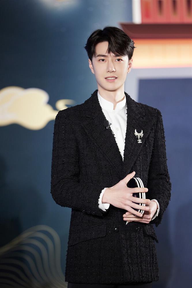 Vương Nhất Bác quê độ vì đang nhảy thì rơi vật bất ly thân-1