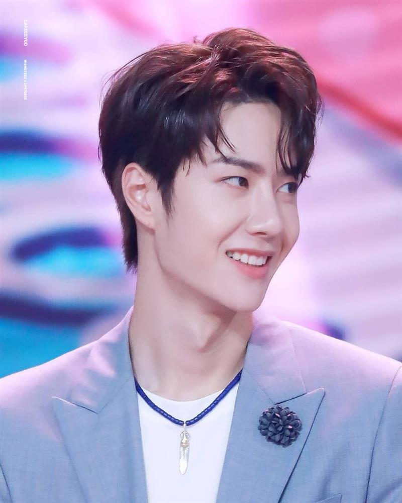 Vương Nhất Bác quê độ vì đang nhảy thì rơi vật bất ly thân-2