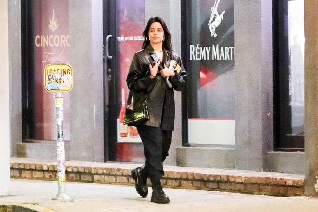 Camila Cabello bị bắt gặp bước ra từ cửa hàng tình dục-3
