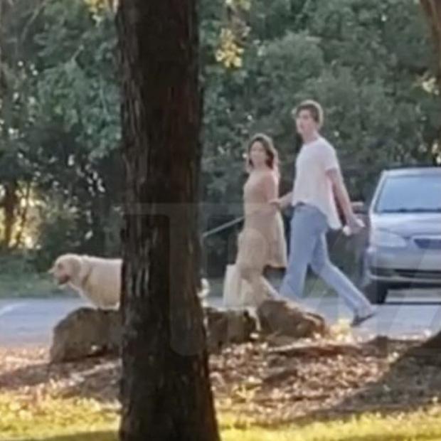 Camila Cabello bị bắt gặp bước ra từ cửa hàng tình dục-4