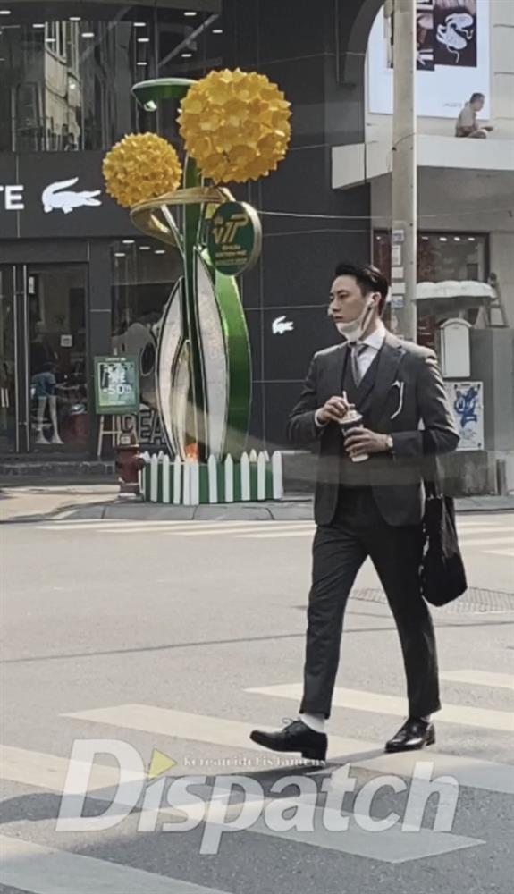 Bắt gặp Rocker Nguyễn, visual ra sao sau 4 năm lộ ảnh xuống sắc?-2