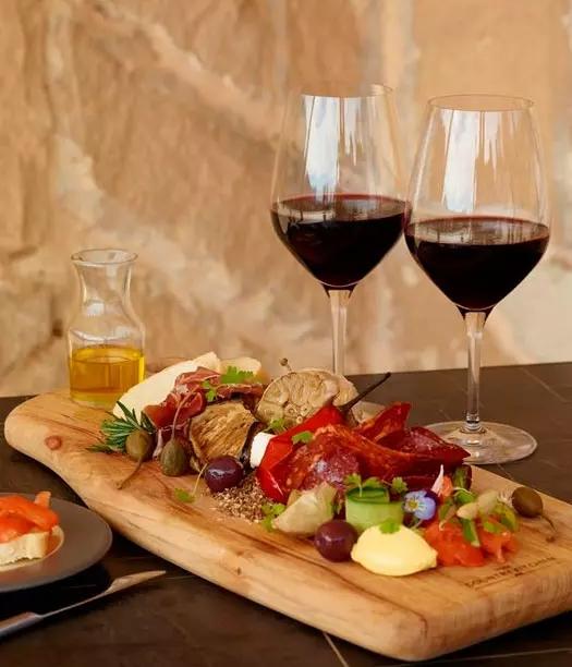 Sai lầm khi kết hợp rượu vang với món ăn, nhất định phải tránh-1
