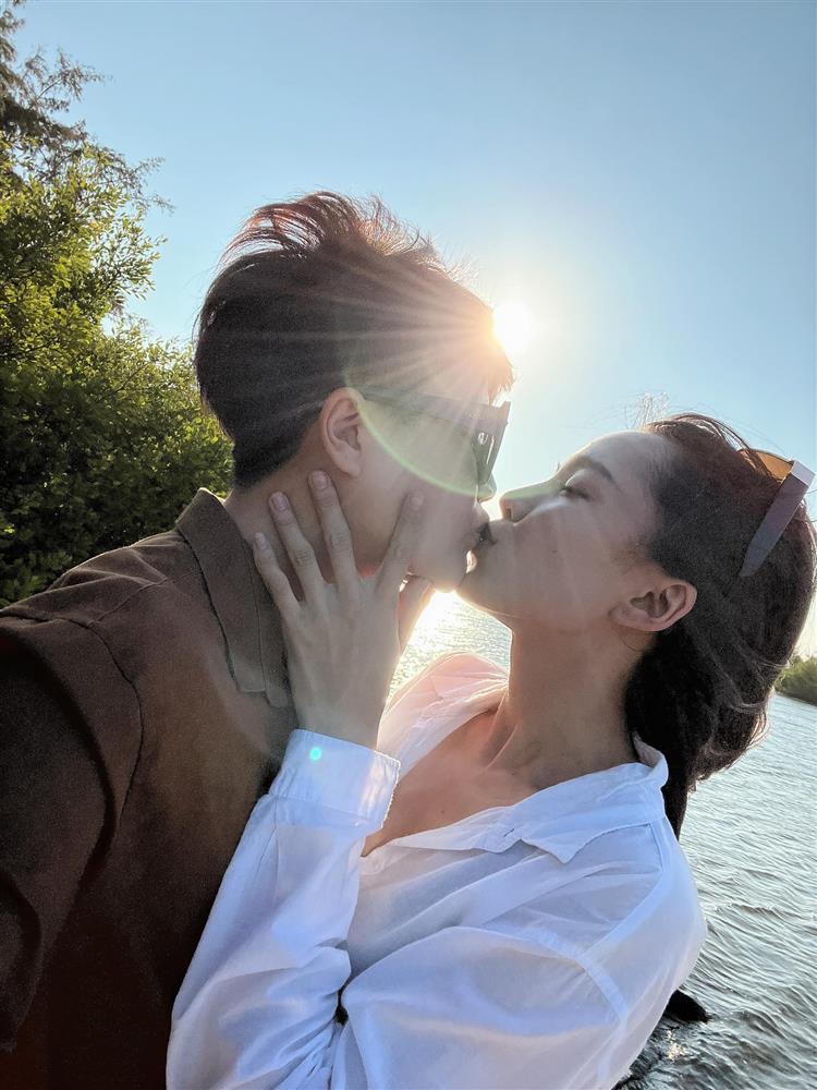 Cặp đồng tính nữ đình đám ngày càng phất khi về chung nhà-1