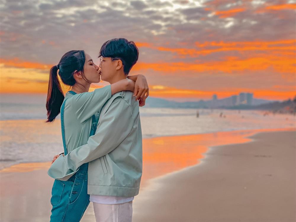 Cặp đồng tính nữ đình đám ngày càng phất khi về chung nhà-4