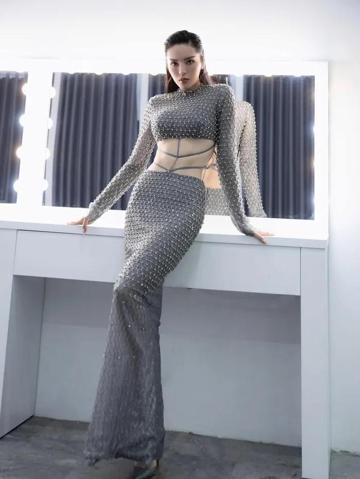 Ngọc Trinh hóa nữ hoàng - Hà Kiều Anh nghi dao kéo-8