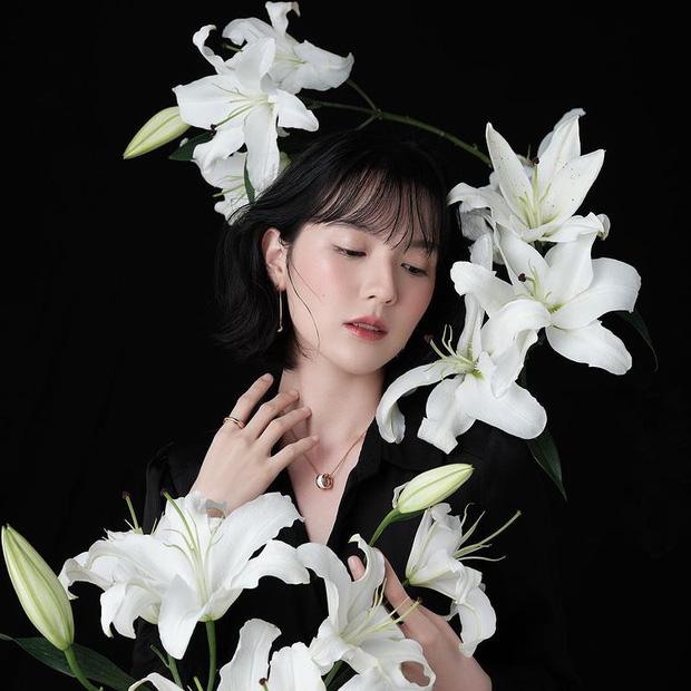 Hải Tú gây sốc với hình ảnh toàn thân trắng bệch, môi đỏ như máu-8