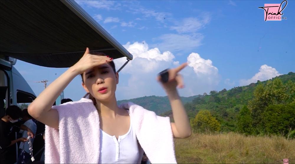 Ngọc Trinh thả rông lộ điểm nhạy cảm trong clip du hí camping-4