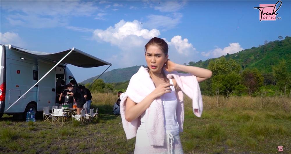 Ngọc Trinh thả rông lộ điểm nhạy cảm trong clip du hí camping-6