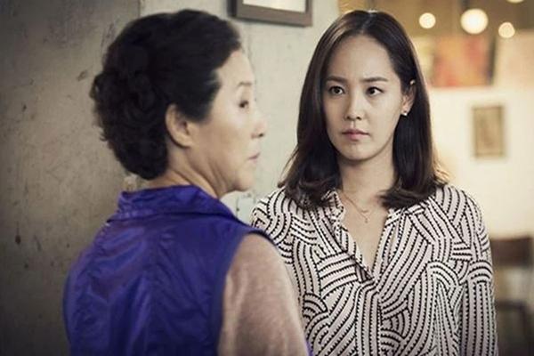 Đang cày phim, mẹ chồng bỗng hành động khiến nàng dâu giật nảy-3