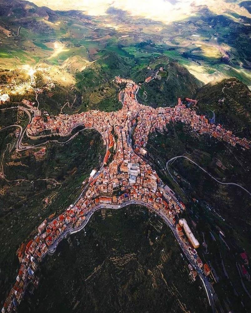 Nhiếp ảnh gia gây náo loạn vì bức ảnh 1 thị trấn ở Italy-1