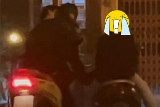 Cặp đôi hôn như nuốt lưỡi, thái độ người bạn gây sốc