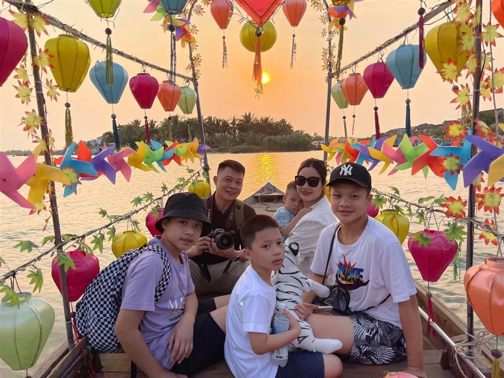 MC đông con nhất VTV khoe ảnh hiếm về vợ đại gia tài giỏi-4