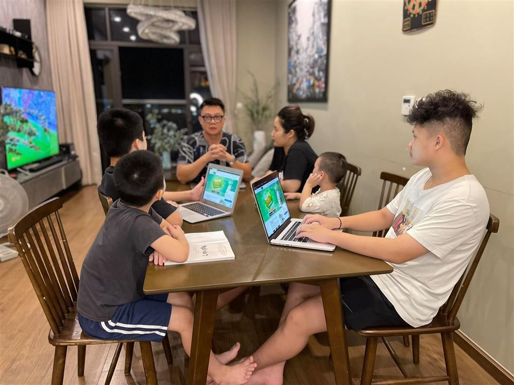 Bất ngờ cuộc sống hôn nhân của MC đông con nhất VTV-10