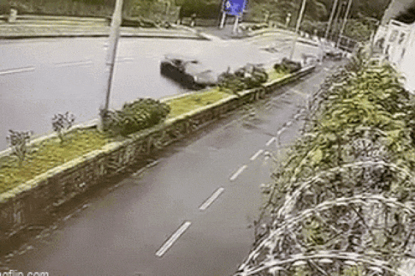 Ô tô 'chẻ đôi' sau pha húc cột điện, 2 người bất tỉnh tại chỗ