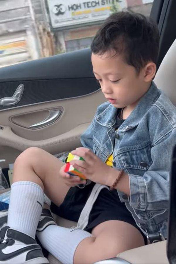 Con trai Ly Kute càng lớn càng giống bố Mạc Hồng Quân-2