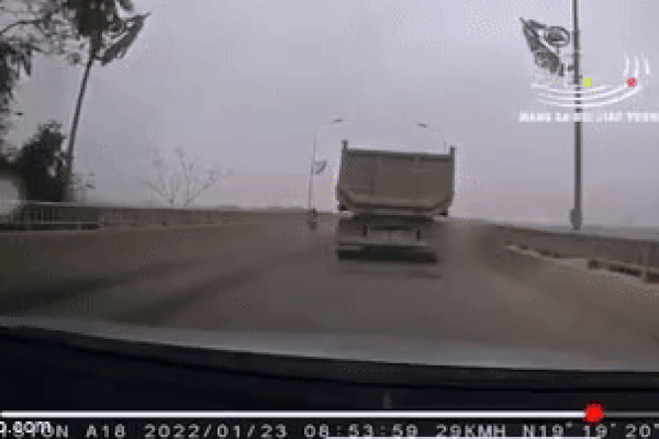 Tài xế xe tải cán 2 người, tốc biến khỏi hiện trường gây phẫn nộ-1