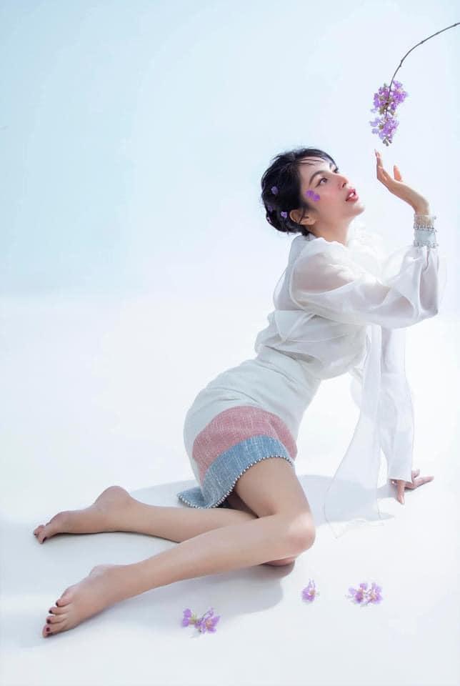 Được minh oan từ thiện, Thủy Tiên tung ảnh nàng thơ nhưng lộ nội y-4