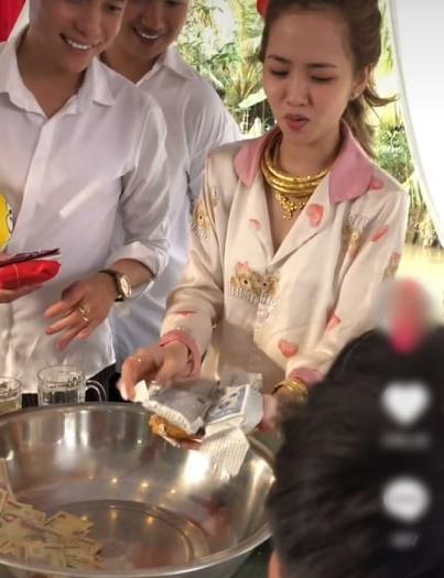 Không đỡ nổi lũ bạn thân, mỏi tay đếm tiền mừng gói bằng lá chuối-7