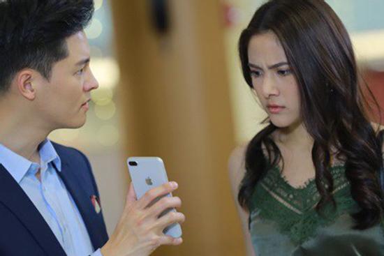 Chồng biếu Tết nhà nội gấp đôi, vợ sững người khi nghe giải thích