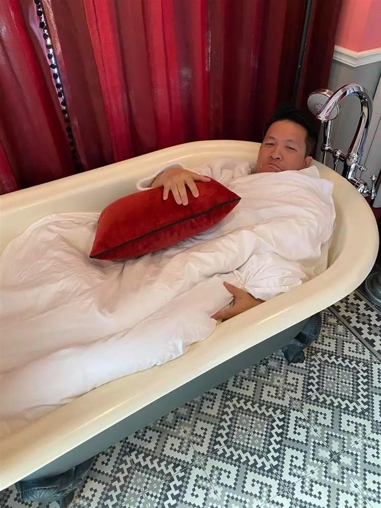 Ông xã Đoàn Di Băng trưng nước rửa phụ khoa vào mâm ngũ quả-10