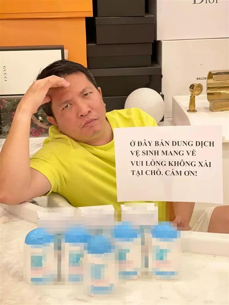 Ông xã Đoàn Di Băng trưng nước rửa phụ khoa vào mâm ngũ quả-9