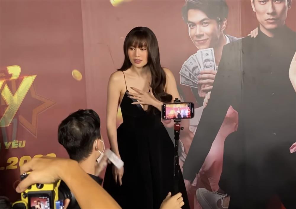 Diện váy xẻ vòng 1 sâu hoắm, Lan Ngọc tinh tế làm 1 điều-7