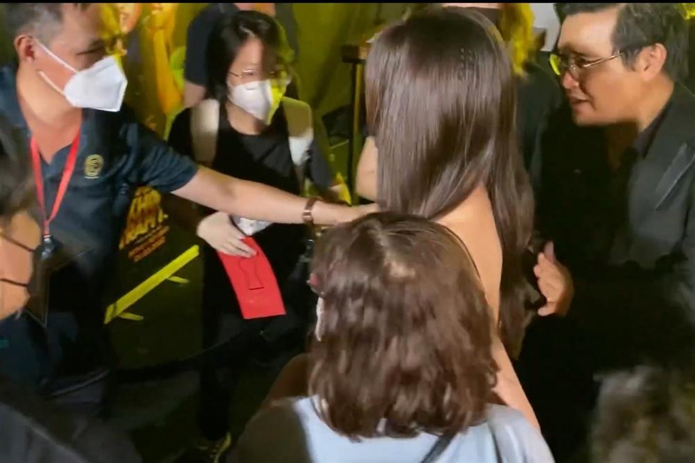 Hương Giang xuất hiện chớp nhoáng, Lan Ngọc bị bảo vệ làm khó-5