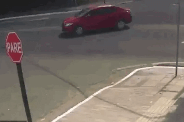 Giáp Tết, 3 người cầm biển đi đòi nợ liền bị chủ nhà xịt nước xối xả-2