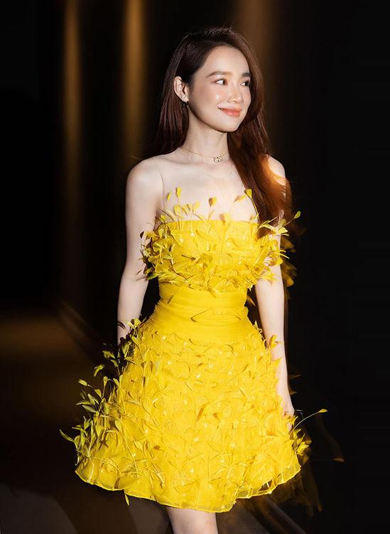 Thùy Tiên, HHen Niê và dàn mỹ nhân mặc đầm vàng đẹp nhất 2021-13
