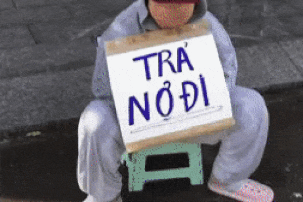 Giáp Tết, 3 người cầm biển đi đòi nợ liền bị chủ nhà xịt nước xối xả-1