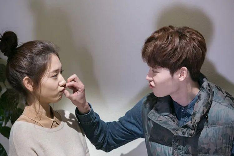 Hôn lễ Park Shin Hye vắng Lee Jong Suk, bí ẩn hẹn hò bị khơi-4