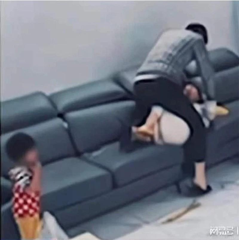 Vợ bị chồng PGĐ bạo hành: Mới sinh 50 ngày, chồng suýt ném cả con-2