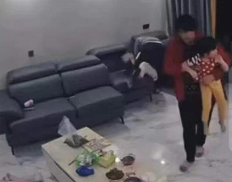 Vợ bị chồng PGĐ bạo hành: Mới sinh 50 ngày, chồng suýt ném cả con-1