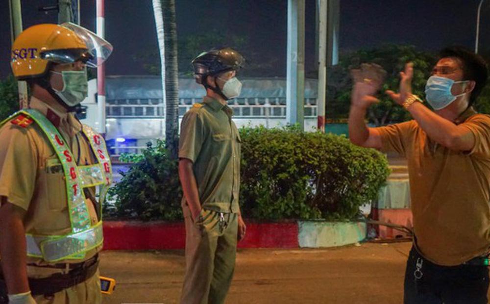 Clip: Bị yêu cầu dừng kiểm tra nồng độ cồn, tài xế quậy tưng 2 tiếng-1