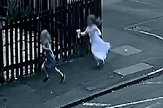 Clip: Cha bị bắn tử vong, 2 con nhỏ hoảng loạn bỏ trốn