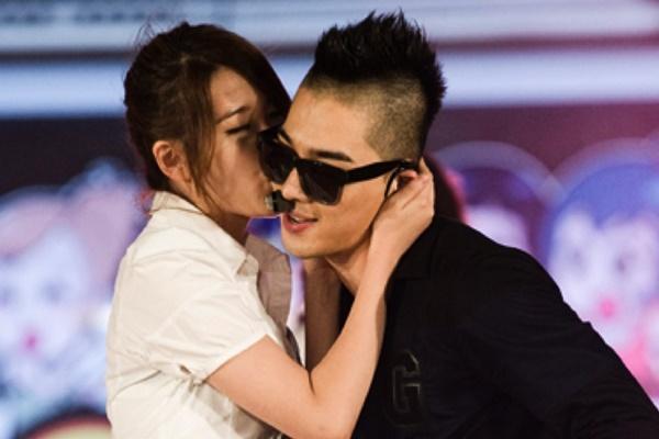 Những nụ hôn huyền thoại của idol Kpop khiến fan điên máu-4