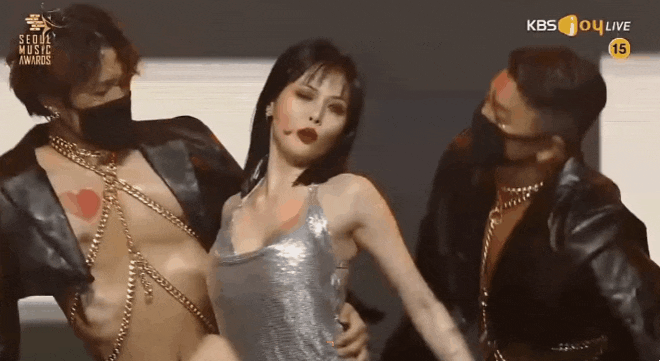 Hớ hênh váy ngắn cũn, nữ ca sĩ 9X gây sốc trước hàng ngàn khán giả-3