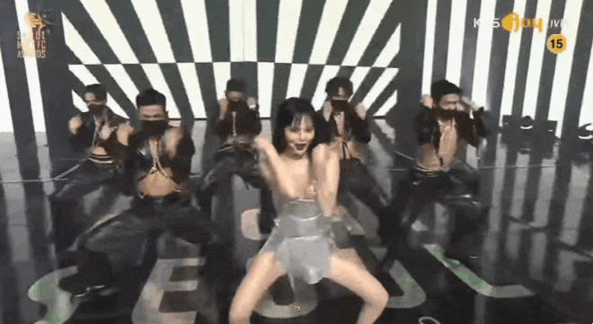 Hớ hênh váy ngắn cũn, nữ ca sĩ 9X gây sốc trước hàng ngàn khán giả-4