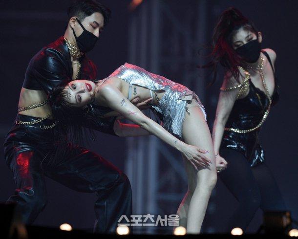 Hớ hênh váy ngắn cũn, nữ ca sĩ 9X gây sốc trước hàng ngàn khán giả-9