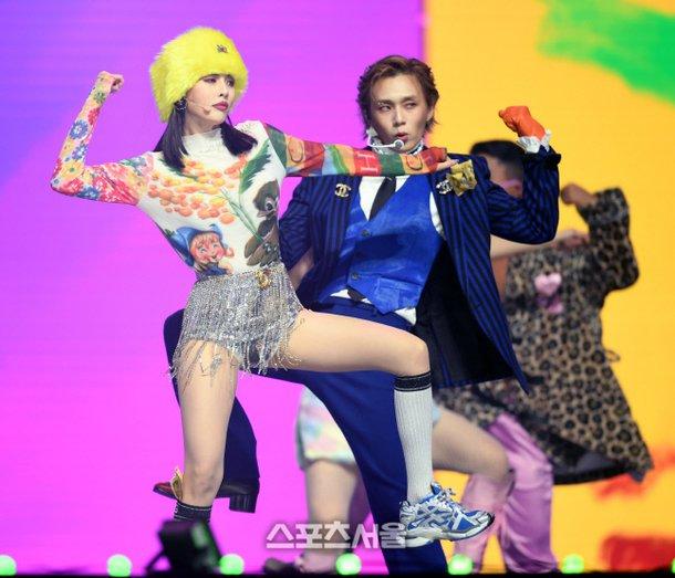 Hớ hênh váy ngắn cũn, nữ ca sĩ 9X gây sốc trước hàng ngàn khán giả-11