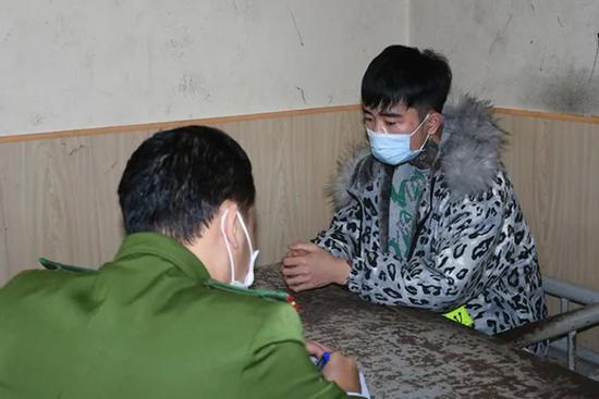 Bạn gái kẻ dùng súng cướp ngân hàng, mua xe phân khối lớn bị bắt