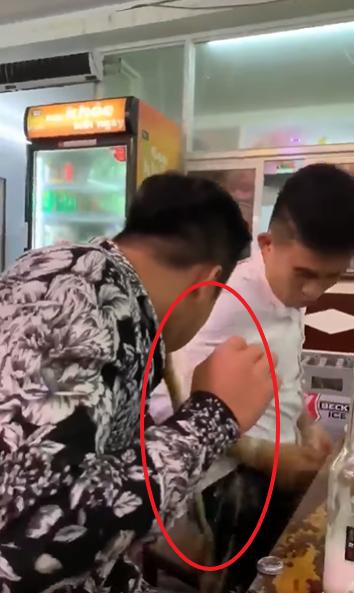 Uống bia thể hiện oai hùng, thanh niên nhận cái kết ê chề-2