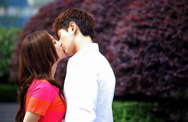 Đang hôn đắm đuối bạn trai, sự cố bất ngờ khiến cô gái tởn tới già-2