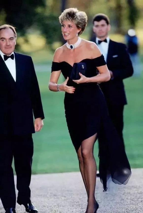3 bộ váy đen biểu tượng của Công nương Diana-11